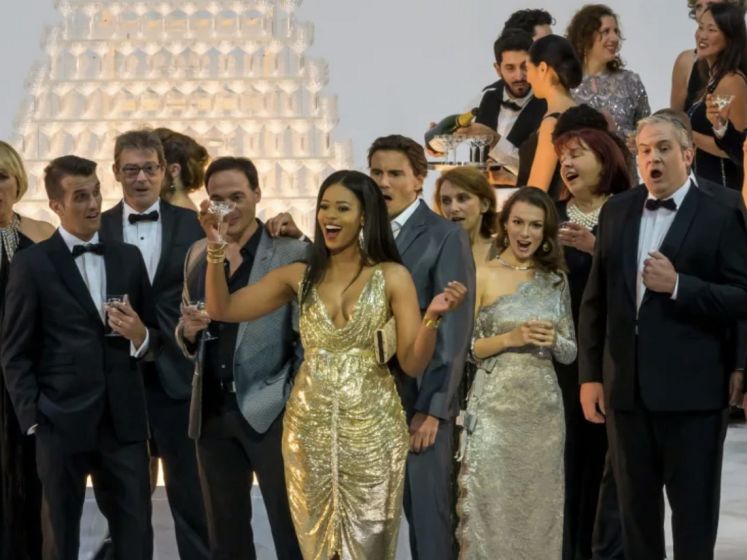 La Traviata à l’Opéra Bastille : l’opéra de Verdi réinventé à l’ère des réseaux sociaux