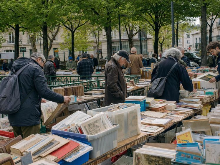 À Saint-Mandé, ce marché aux vieux papiers réunit les chineurs chaque mercredi