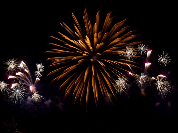 PSG Barcelone : un feu d'artifice tiré dans la nuit à Paris, à proximité de l'hôtel des Catalans