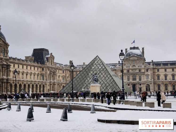 La Neige à Paris - Musée du Louvre pyramide