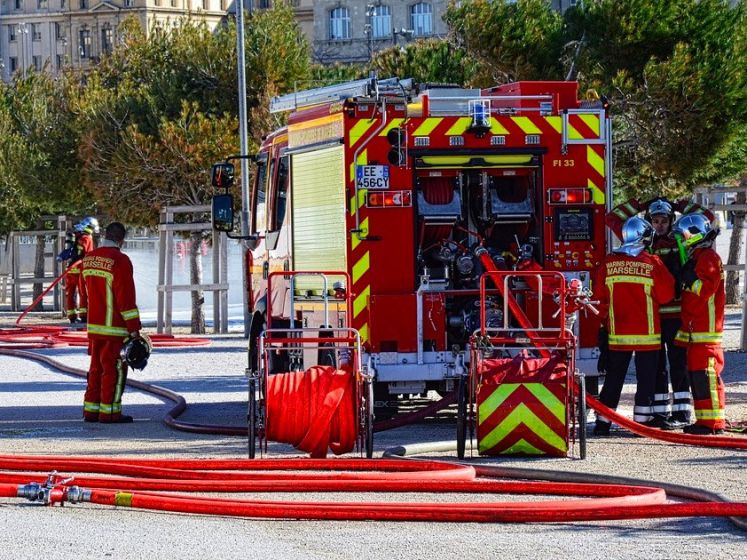 Les pompiers de Paris publient sur Twitter des vidéos humoristiques pour réduire les appels abusifs