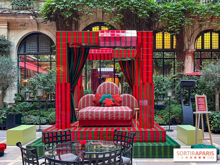Plaza Athénée : une installation design XXL gratuite signée Uchronia exposée dans la cour du palace