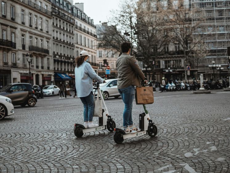 Trottinettes à Paris : gilet et casque obligatoires