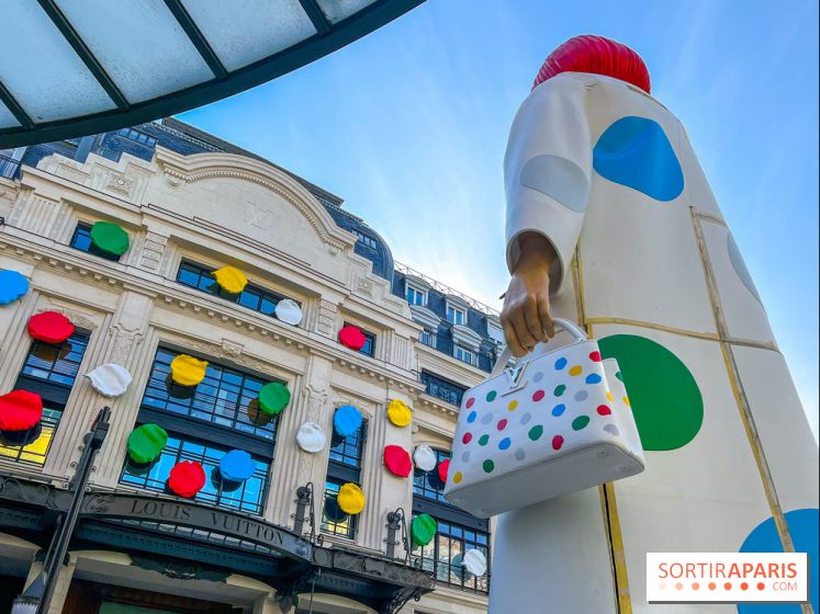 La gigantesque Yayoi Kusama devant le siège de Louis Vuitton, face à la Samaritaine