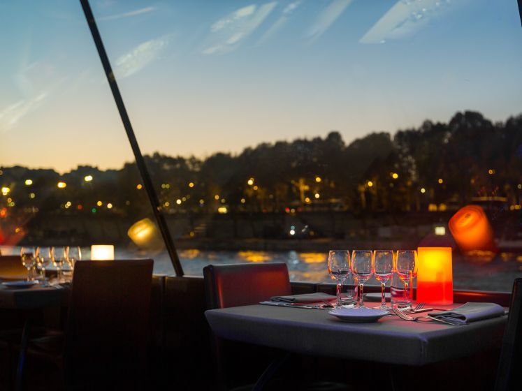 Saint-Valentin 2024 : un dîner romantique sur l'eau à bord des Bateaux Parisiens