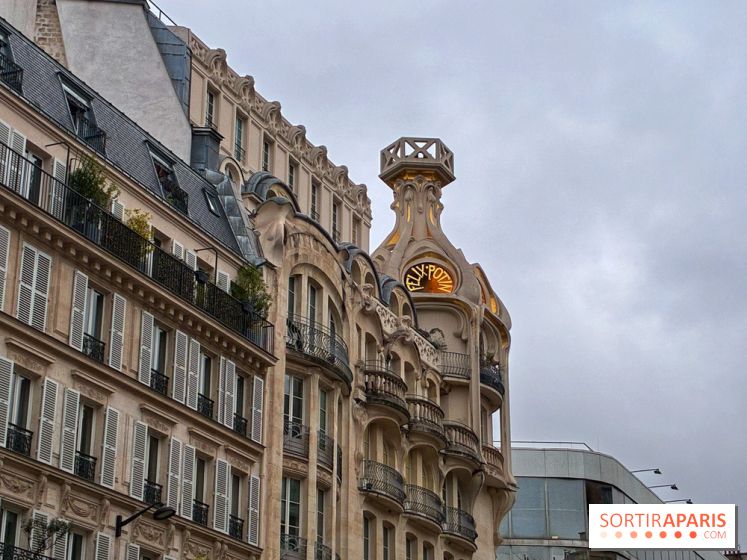 Que cache cette façade et ce toit en forme de bouchon de champagne ?