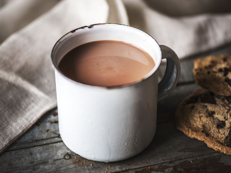 Une distribution gratuite de chocolat chaud par le Père Noël de l'Equipe de France à Paris