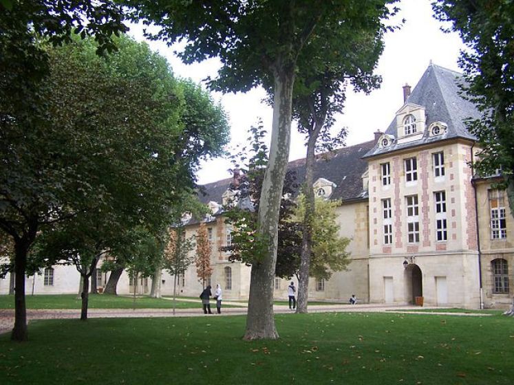 Connaissez-vous ce jardin caché, réplique de la Place des Vosges dans un hopital ?