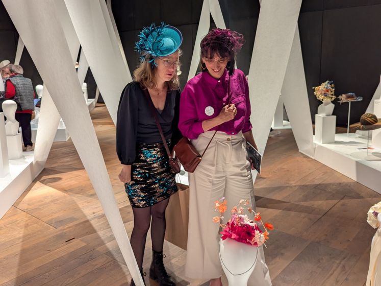 Une exposition gratuite de chapeaux "couture" colorés et des démonstrations de savoir-faire à Meudon