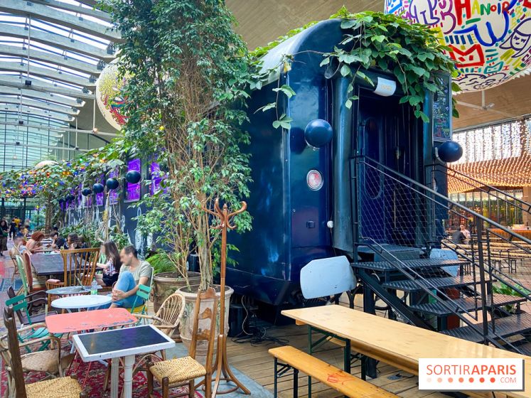 Un bar à glaces et un dessert dans un train de la Félicita
