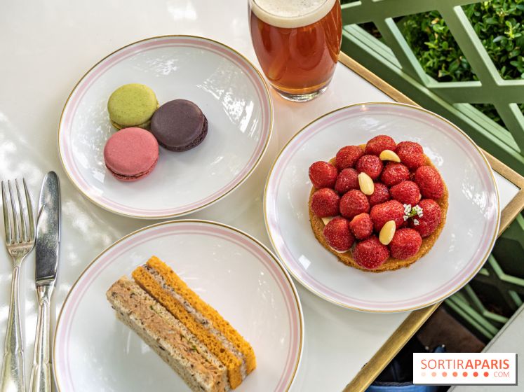 La terrasse fleurie de Ladurée à Paris sur les Champs-Elysées