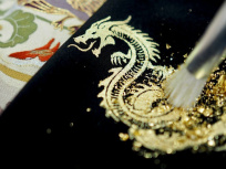 Atelier Nuno-Kintsugi à Paris : l’art japonais de réparer le tissu avec de la feuille d’or
