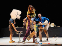 FRASQUES, spectacle de cirque doux-dingue par le Galactik Ensemble au Théâtre Silvia Monfort