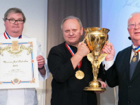 Joël Robuchon reçoit la coupe d'Or Marius Dutrey