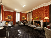 Un cocktail au coin d'un feu de cheminée au bar du restaurant Anne