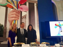 Jeff Koons offre une œuvre monumentale, "Bouquet of Tulips", à la ville de Paris 