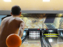 Un tournoi de bowling naturiste à Paris 