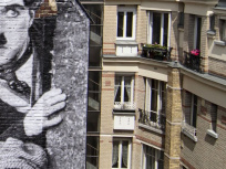 JR affiche Charlie Chaplin et Harold Lloyd en géant sur les murs du nouveau cinéma-hôtel Paradiso