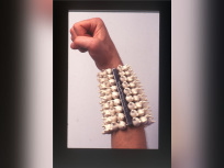 Un peu de Terre sur la Peau, exposition Musée des Arts Décoratifs, Peter Hoogeboom, Satanic cuff, 1996, bracelet © photo : Henni van Beek