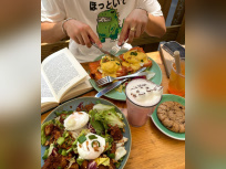 Pingwoo, le restaurant-café fleuri aux lattés chats craquants 