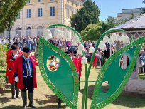 La Fête du Muguet de Rambouillet 2025 : défilé de chars, fête foraine et feu d'artifice