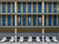 Exposition atypique à Paris : Soo Burnell revient à Molitor avec son œuvre 'Into The Blue'