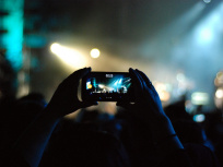 Ghost, Bob Dylan... ces groupes et artistes qui interdisent les téléphones à leurs concerts