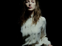 Fishbach en showcase à la Fnac Saint Lazare 