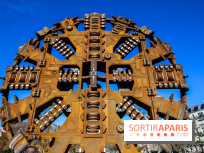 Insolite: une roue de coupe de tunnelier installée face à la tour Eiffel à Paris