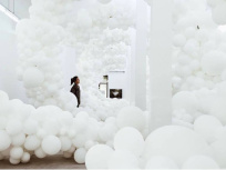 Invasions de ballons par Charles Pétillon à la galerie Magda Danysz