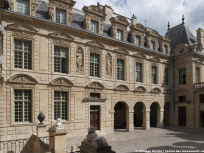 Héros Fracas, le spectacle dans les jardins de l'hôtel de Sully à Paris 