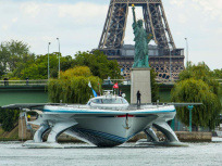 Le bateau solaire PlanetSolar au Parc Citroën