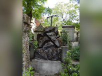 Connaissez-vous l’histoire de cette mystérieuse tombe cryptée au Père Lachaise ?