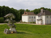 Cet ancien pavillon de chasse en région parisienne cache un jardin de sculptures monumentales 