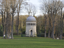 Cet étrange monument au cœur d'un parc municipal est en réalité le Mausolée d'une baronne
