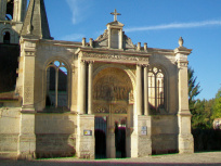 Cette église d'Île-de-France se distingue par très beau portail de style Renaissance