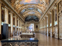 Musée du Louvre : Pourquoi la galerie d'Apollon est-elle considérée comme l'ancêtre de la galerie des Glaces de Versailles ?