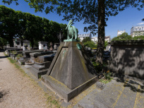Que fait cette pyramide au milieu du cimetière du Père Lachaise