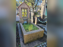 À Paris, cette tombe insolite prend la forme d’une maisonnette avec ses occupants à la fenêtre