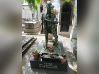Au cimetière de Montparnasse, un centaure veille sur la tombe de César