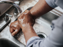 Déconfinement : les gestes à adopter en rentrant du travail pour se protéger du coronavirus