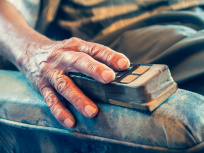 Prime Covid : 160 millions d'euros pour les aides à domicile annonce Emmanuel Macron