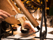 Une terrasse hivernale avec un chalet à raclette sur le rooftop d'un hôtel à Montmartre