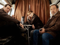 Les Disparues de la gare: Hugo Becker, Camille Razat, Patrick Timsit