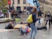 Paris : des manifestants d'Extinction Rebellion protestent devant le ministère de l'Écologie