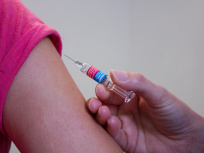 Vaccination : "On a eu tort de manquer d'ambition, de folie" en Europe, estime Macron