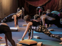Des cours de yoga tout l'été 2021 au Mob Hotel Paris Saint-Ouen 