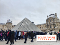 La Neige à Paris - Musée du Louvre pyramide foule