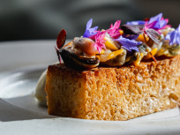 Un menu éphémère 'Emily in Paris' par le chef Thibaut Spiwack au restaurant étoilé Anona 