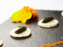 Un bar à caviar Casparian au pop-up store Air Brigitte 